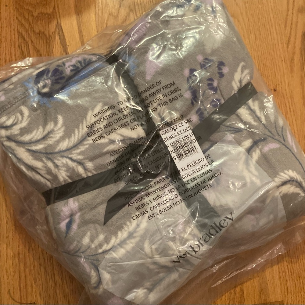 Vera Bradley Essential Throw Blanket
Venetian Paisley Ice Blue - NWT - Picture 2 of 4